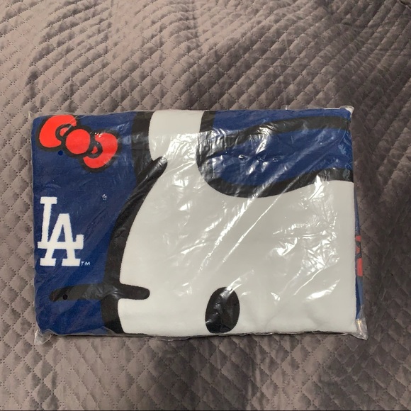 LIMITED EDITION Hello Kitty Dodgers Towel - Picture 3 of 6